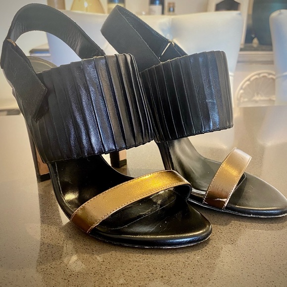 CLUB MONACO ⭐️6 1/2 Cool Looking Heels ! Black pleated Leather with Gold band.♥️ - Picture 1 of 11